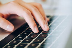 Hand über Laptop-Tastatur