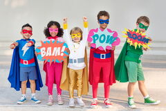 Verkleidete Power-Kinder