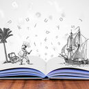 Buch auf Tisch mit visuellen Buchstaben und Illustrationen