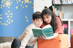 Zwei Kinder lesen in Buch