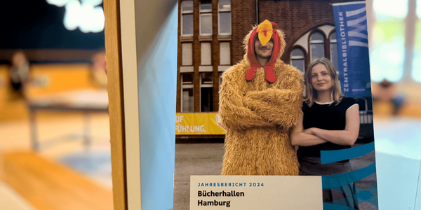 Der Jahresbericht 2024 in einem Buchregal