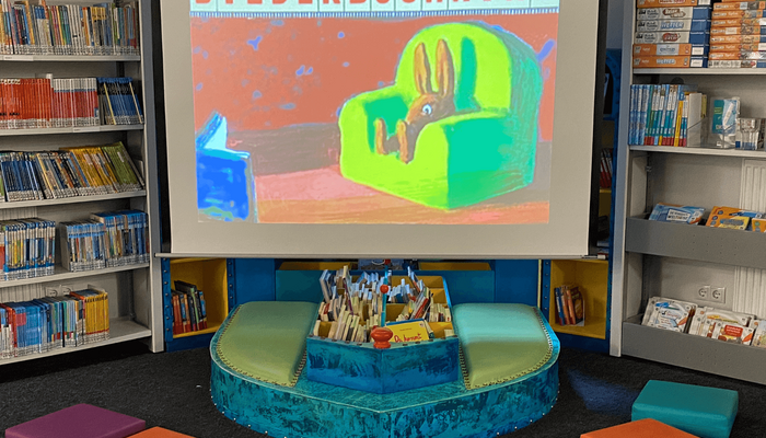 Kinder schauen beim Bildbuchkino auf die Leinwand