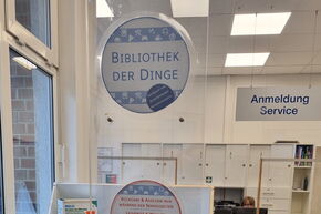 Schild "Bibliothek der Dinge"