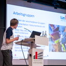 Ein Jugendlicher hält eine Lütt Ing Powerpoint-Präsentation