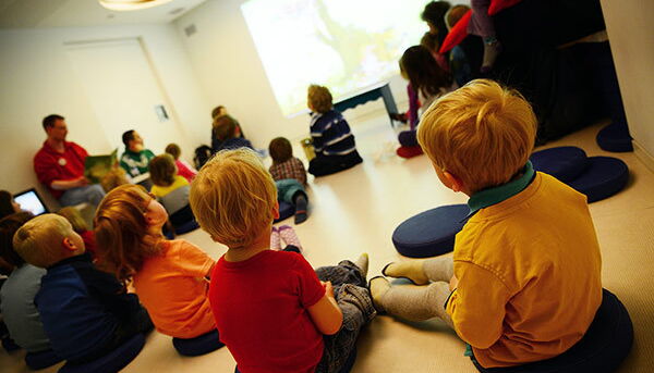 sitzende Kinder, Bilderbuchkino, Buchstart